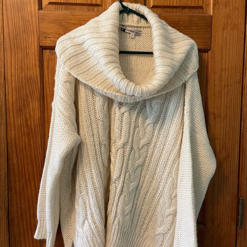 Jennifer Lopez oversized sweater